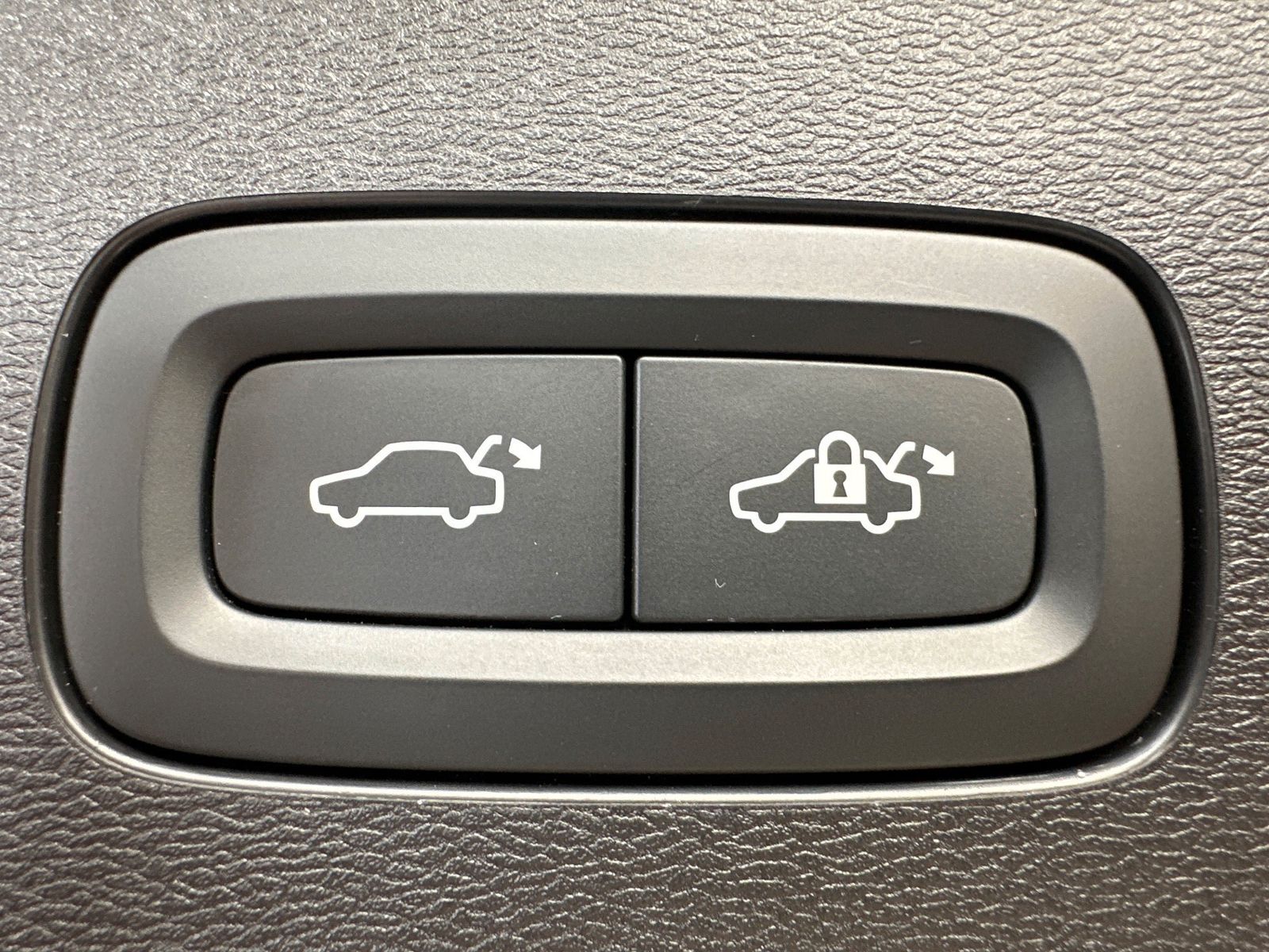 Fahrzeugabbildung Volvo V60 B4 D Plus Dark NAV+LED+AHK+ACC+360GRAD+SHZ