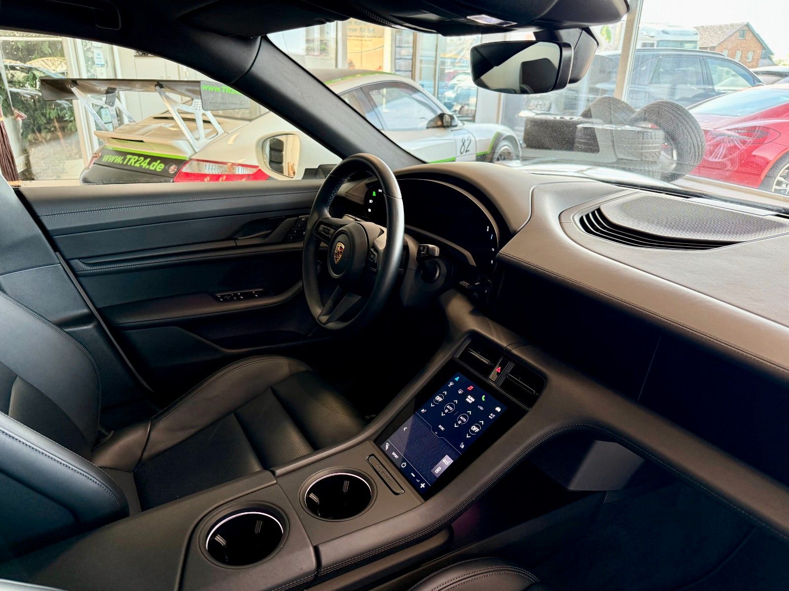 Fahrzeugabbildung Porsche Taycan Performance/Luftfederung/Panorama/HeadUP