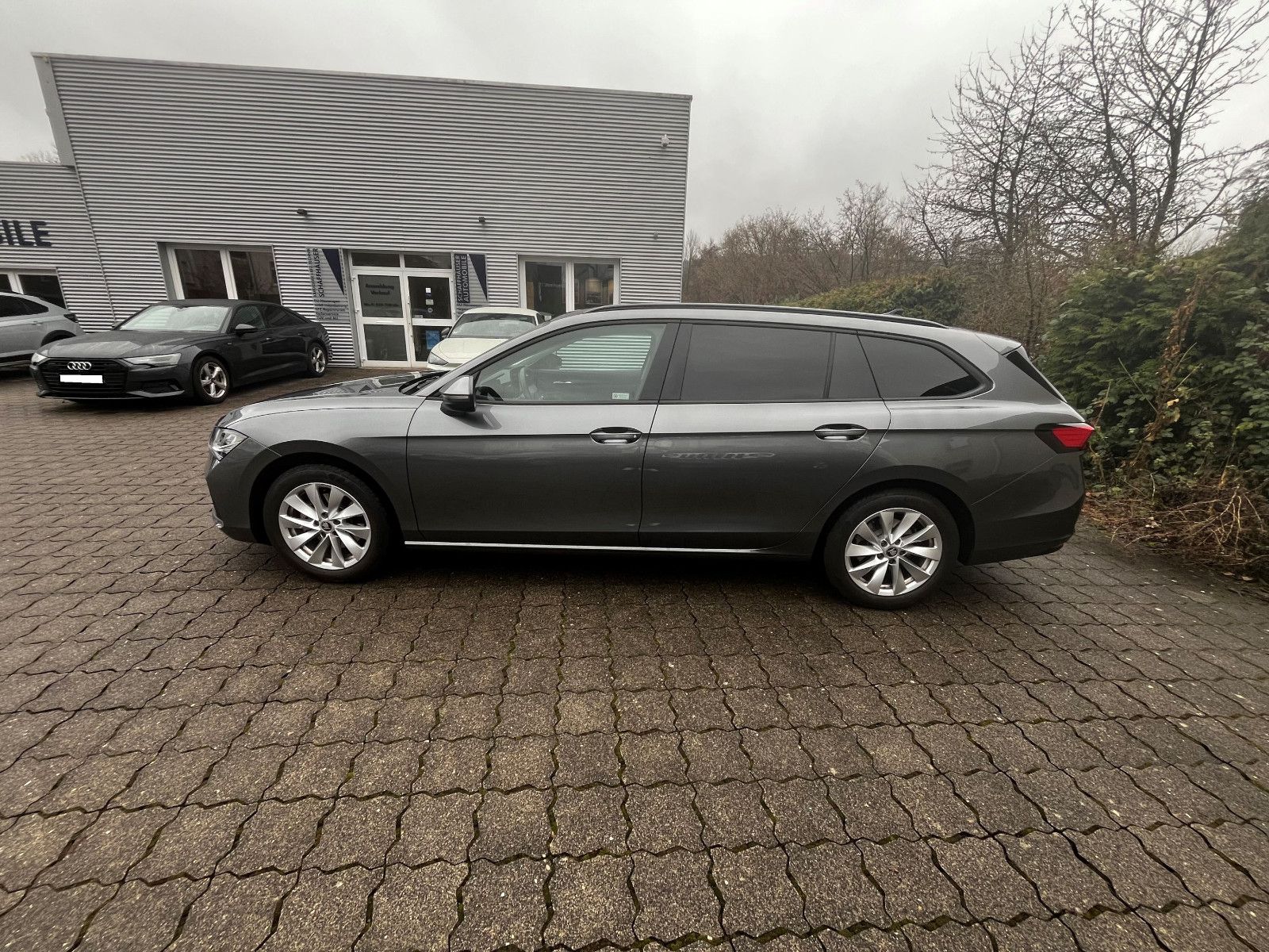 Fahrzeugabbildung SKODA Superb Combi 1.5 TSI NAV SHZ KAM PDC LED ALU DAB