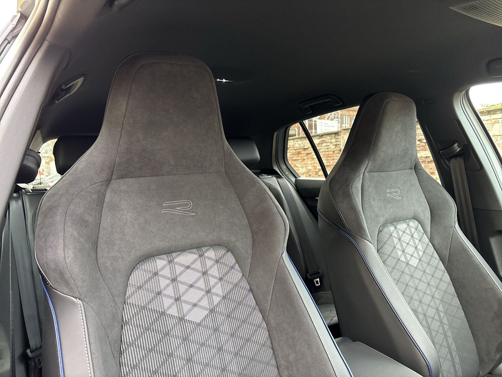 Fahrzeugabbildung Volkswagen Golf  2.0 TDI R-Line DSG AppConnect Standheizung