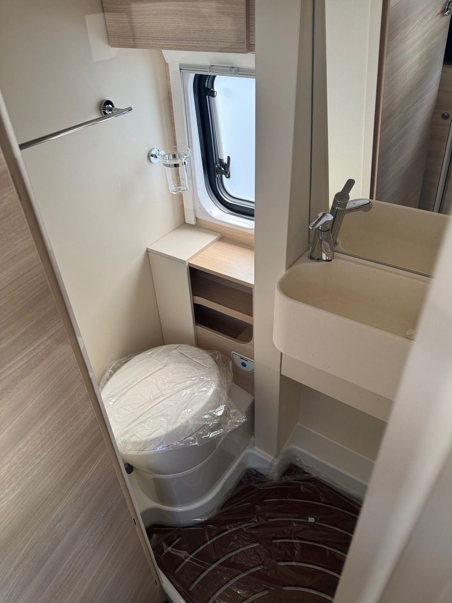 Fahrzeugabbildung Eura Mobil Van V 635 EB Klimaauto., Solar, Fahrassistenzpak