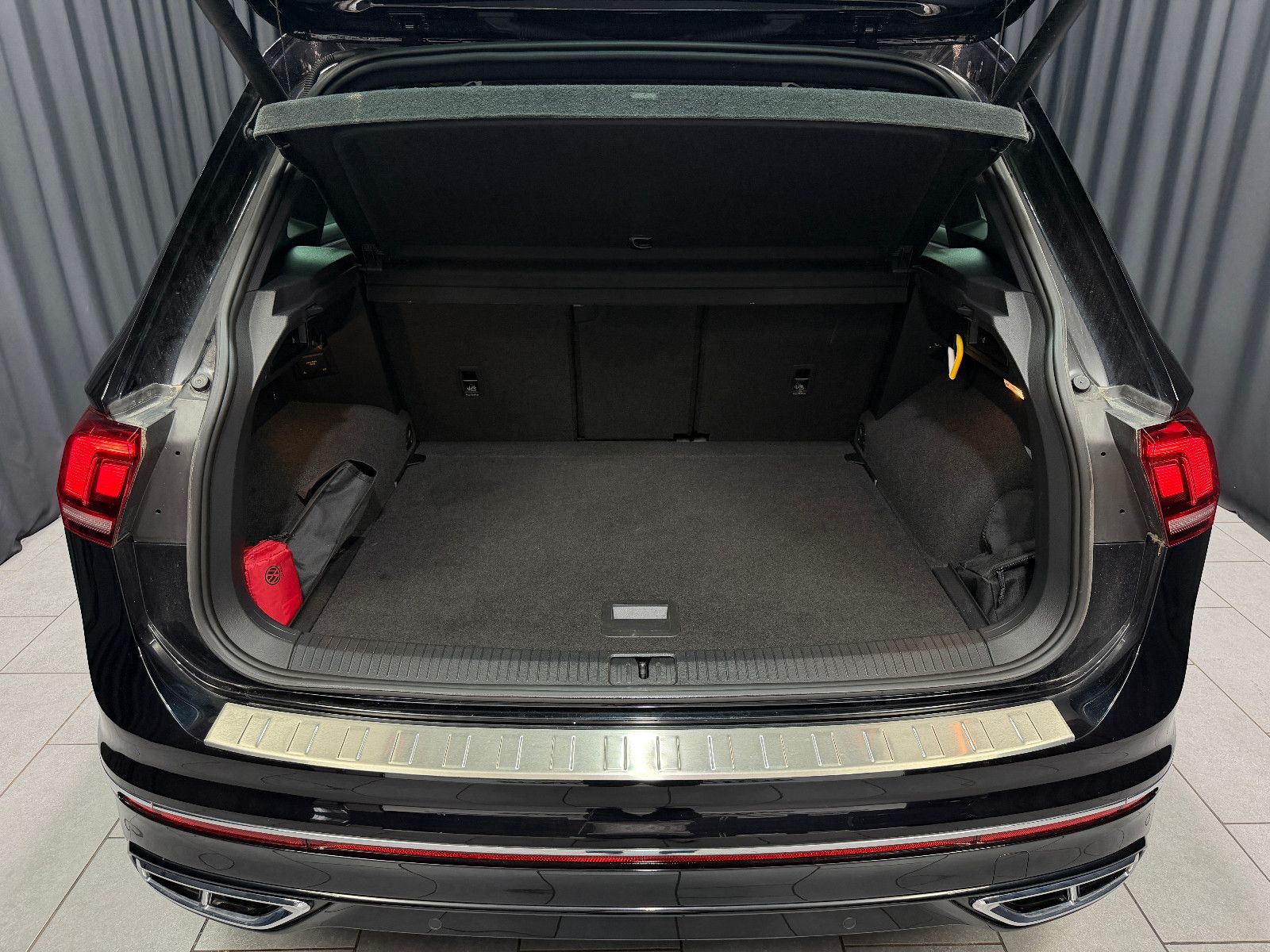 Fahrzeugabbildung Volkswagen Tiguan R-Line 4Motion|PANORAMA|360°-KAMERA|ACC