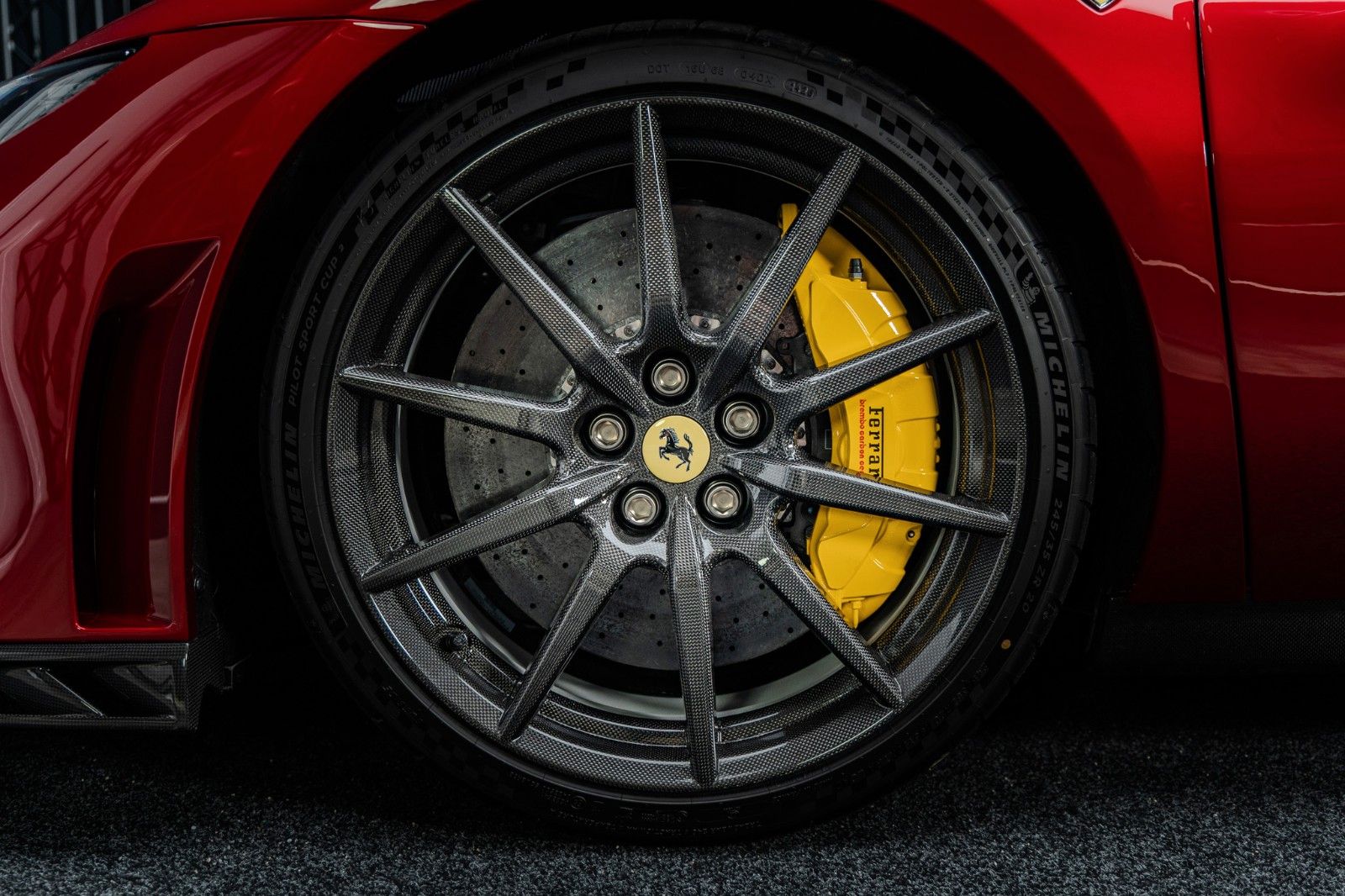 Fahrzeugabbildung Ferrari 296 GTB Speciale + Carbon + Lipstick Red + Lift