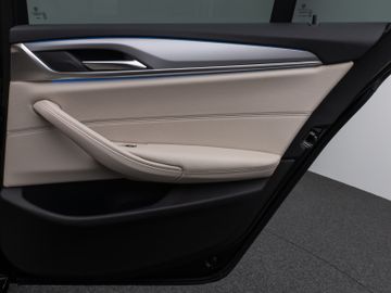 Fahrzeugabbildung BMW 530e Tour HUD Laser Sportsitz Komfortzugang