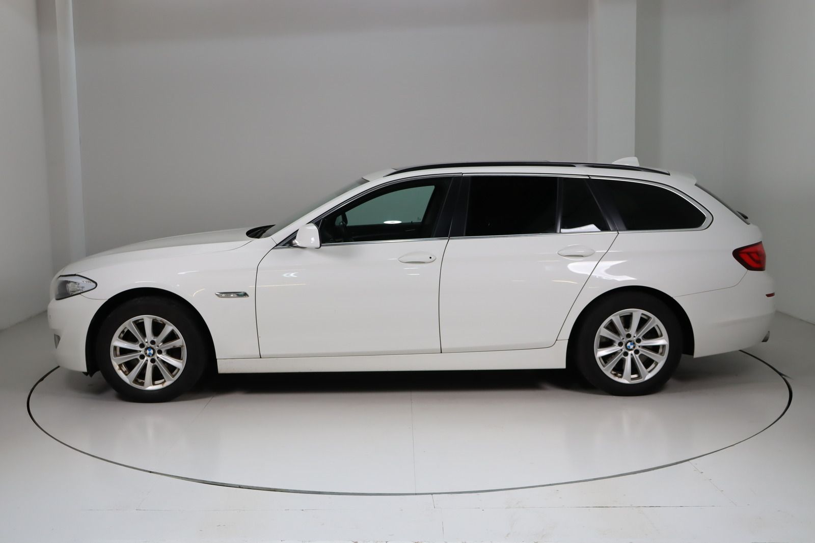 Fahrzeugabbildung BMW 530 d xDrive Touring Standhzg. * Panorama