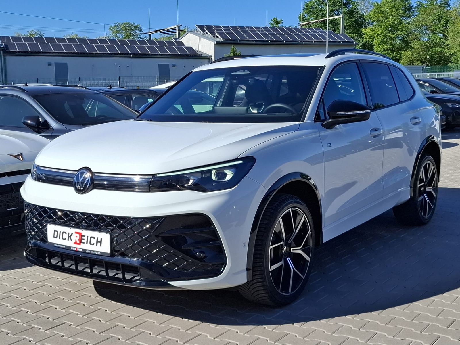 Fahrzeugabbildung Volkswagen Tiguan 2.0 TDI 4M R-Line BLACK*PAN*HK*AHK*MATRIX