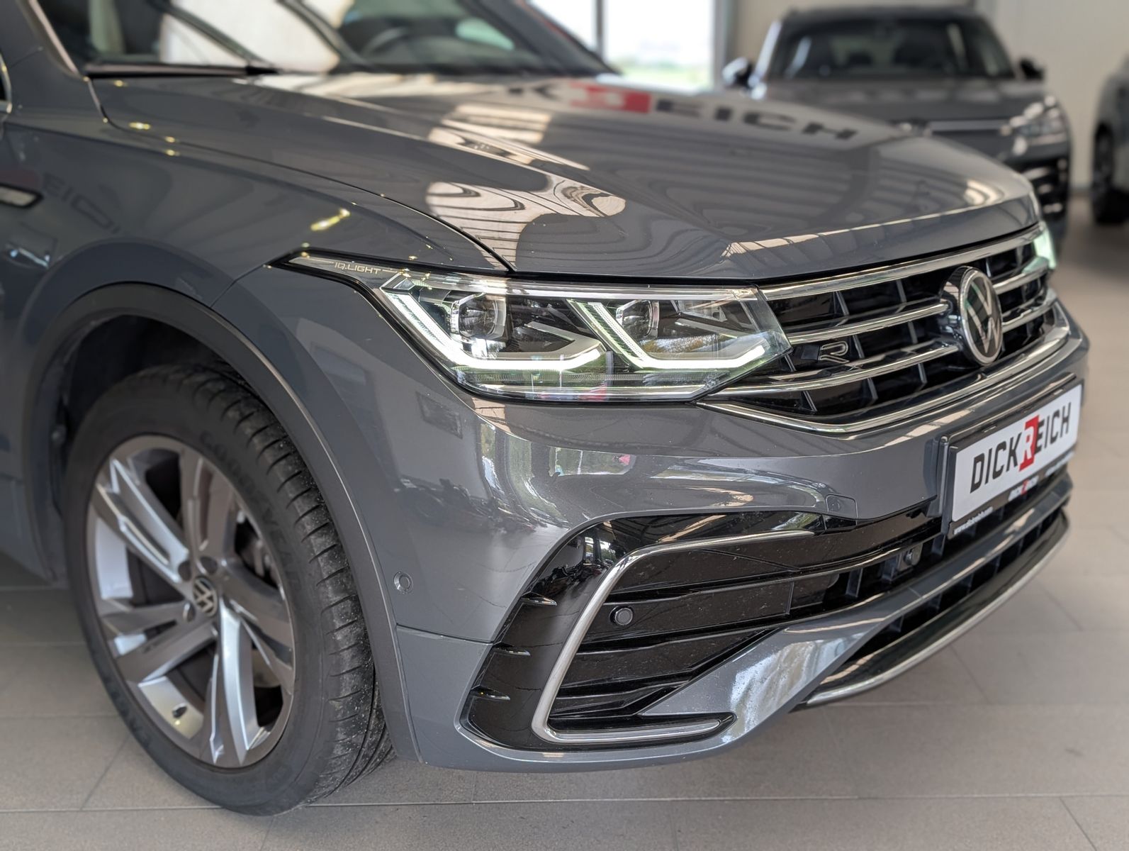 Fahrzeugabbildung Volkswagen Tiguan 2.0TSI R-Line 4M ACC HUD Cam StHz AHK 19"