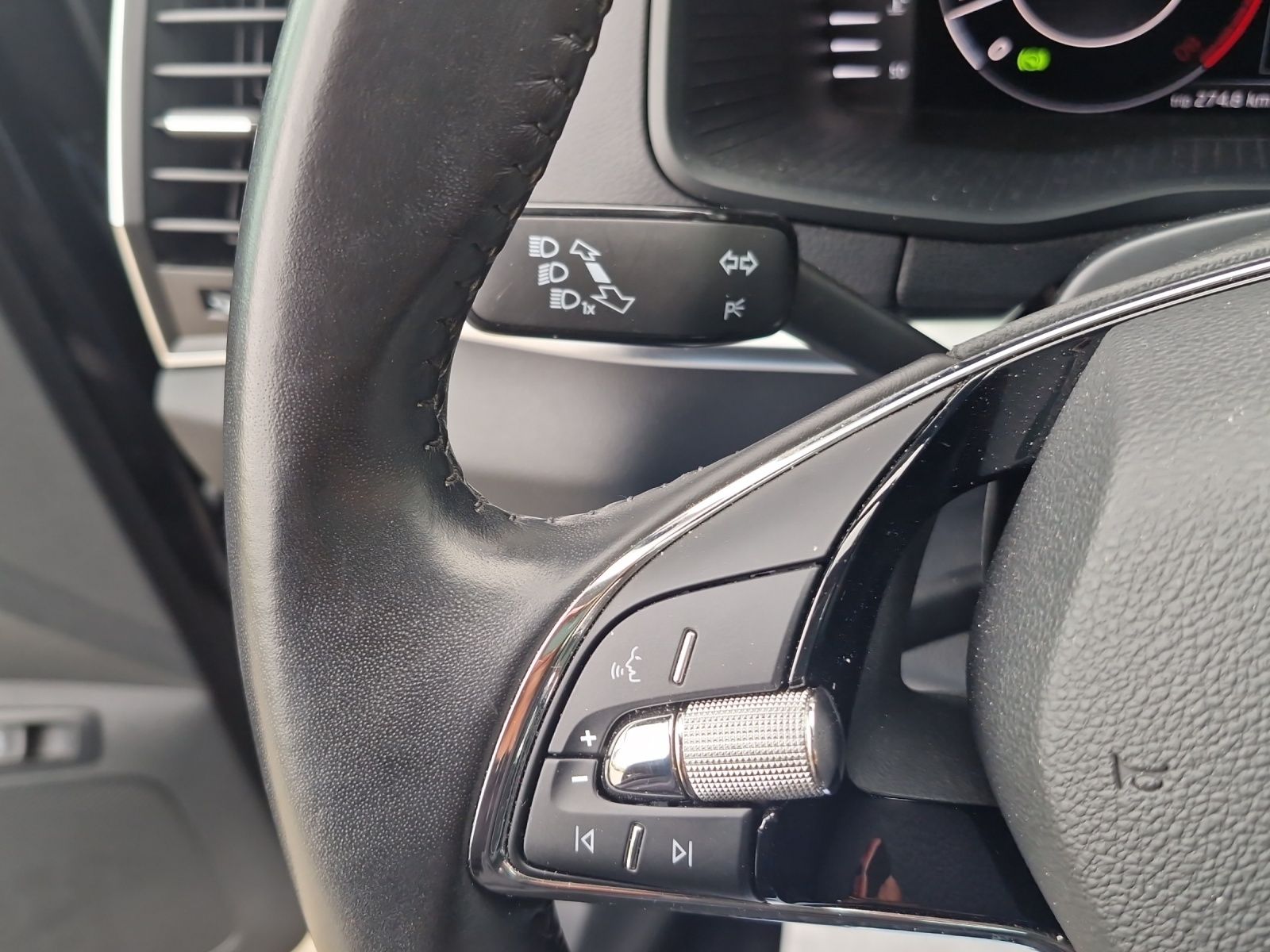 Fahrzeugabbildung SKODA Karoq Clever 1.5 TSI DSG LED Navi ACC AHK 4xSHZ