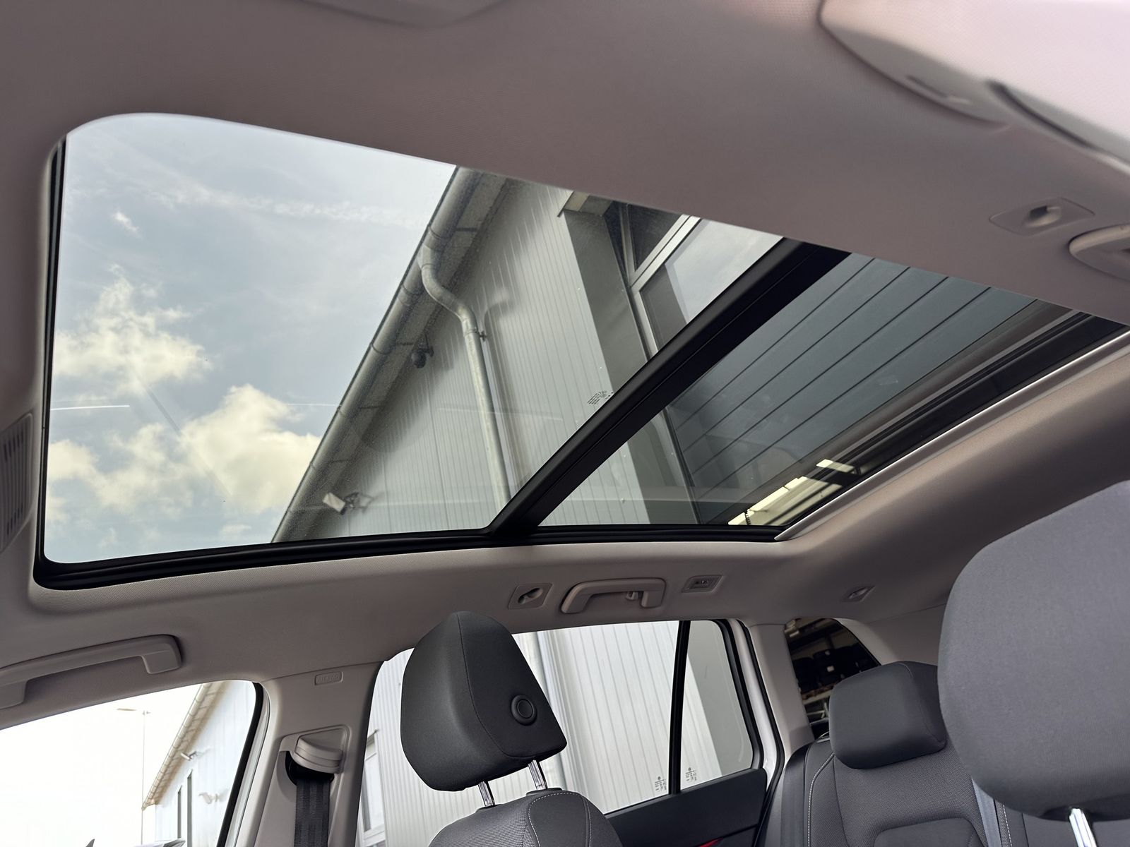 Fahrzeugabbildung Volkswagen Golf Variant 2.0 TDI DSG Style NAV+LED+H&K+PANO