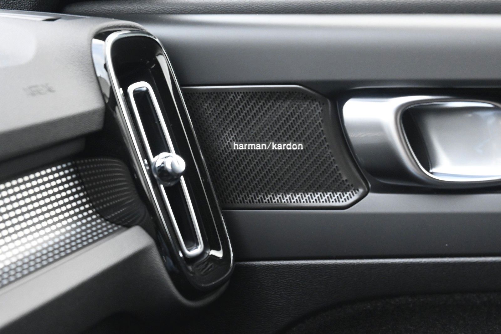 Fahrzeugabbildung Volvo XC40 B3 DKG Plus Black Edition*FSHZG*360°*ACC