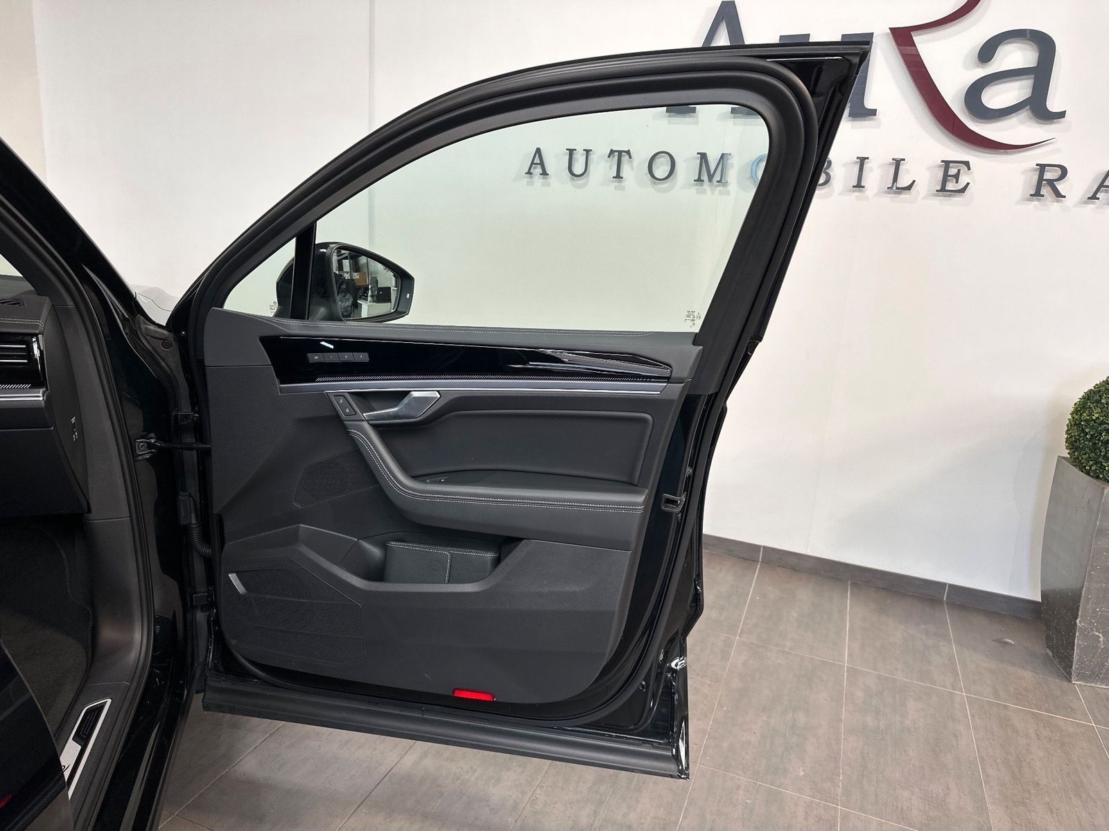 Fahrzeugabbildung Volkswagen Touareg 3.0 V6 TDI 4M R-Line NAV+LED+20ZOLL+AHK
