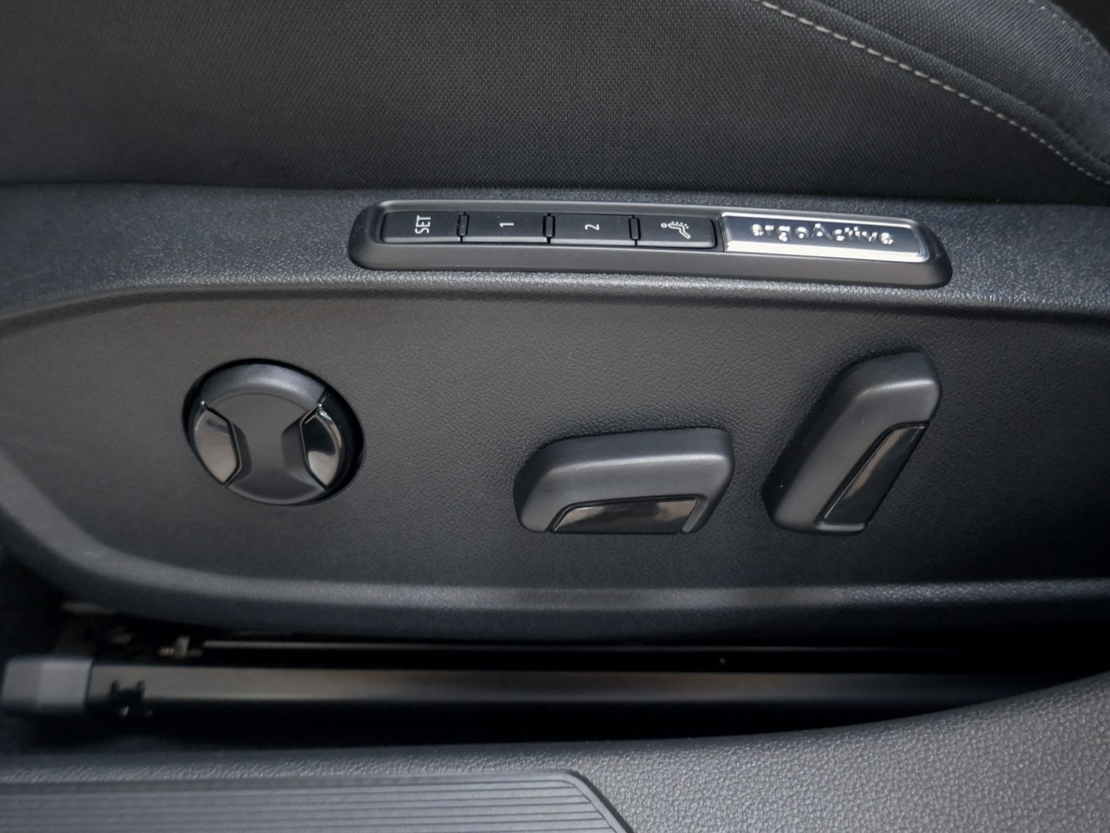 Fahrzeugabbildung Volkswagen Golf VIII Style 1.5 eTSI | LED AHK RFK ACC