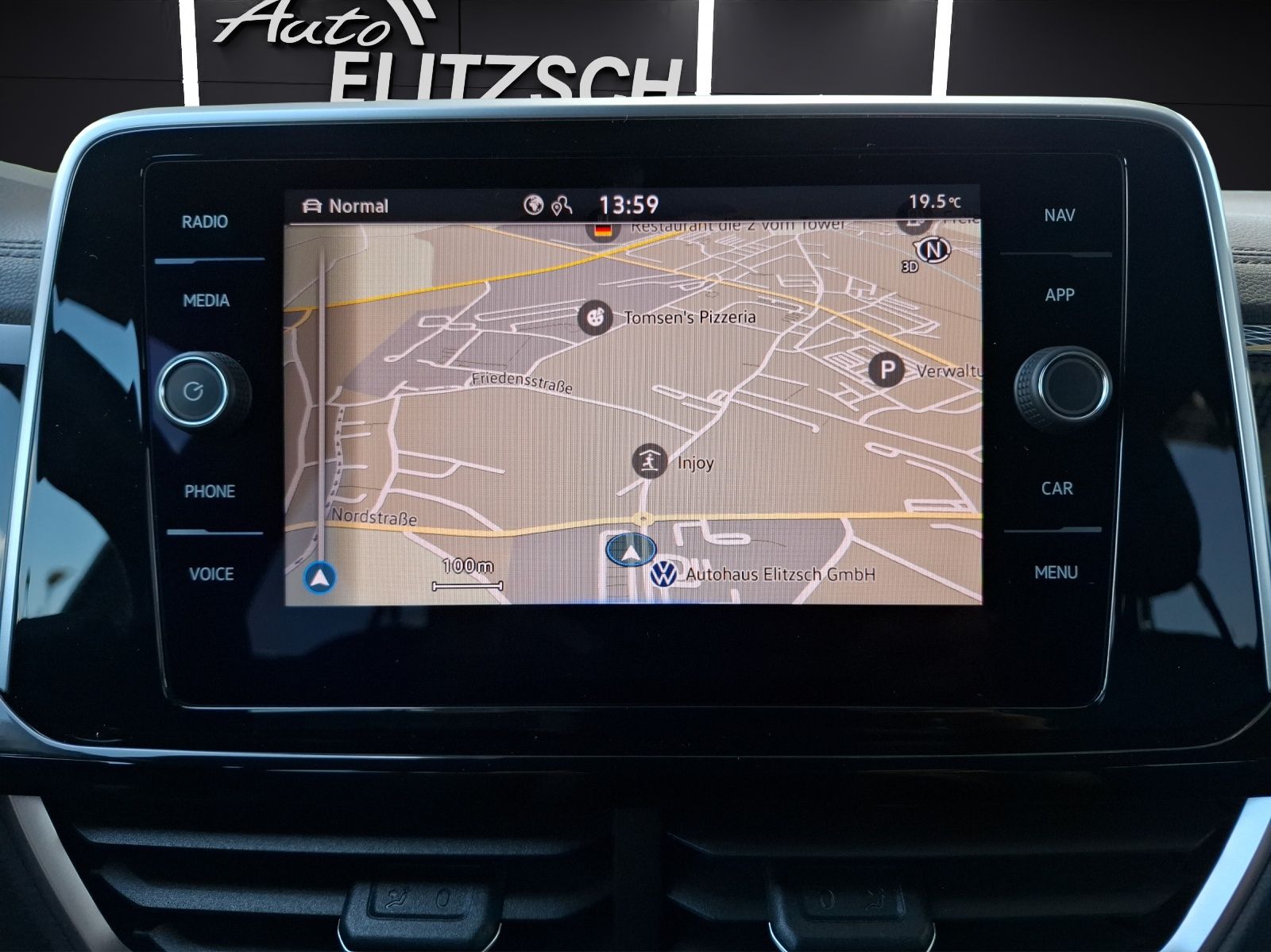 Fahrzeugabbildung Volkswagen T-Roc TSI R-Line DSG 4M Matrix Navi AID ACC Park