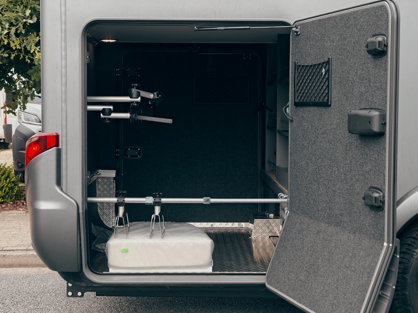 Fahrzeugabbildung HYMER / ERIBA / HYMERCAR B-KLASSE MC T 680 X - PTS SELENITGRAU MAGNO