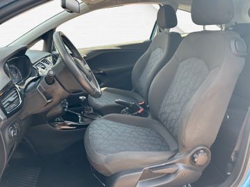Fotografie des Opel Corsa E 120 Jahre Kamera Carplay Sitzh.