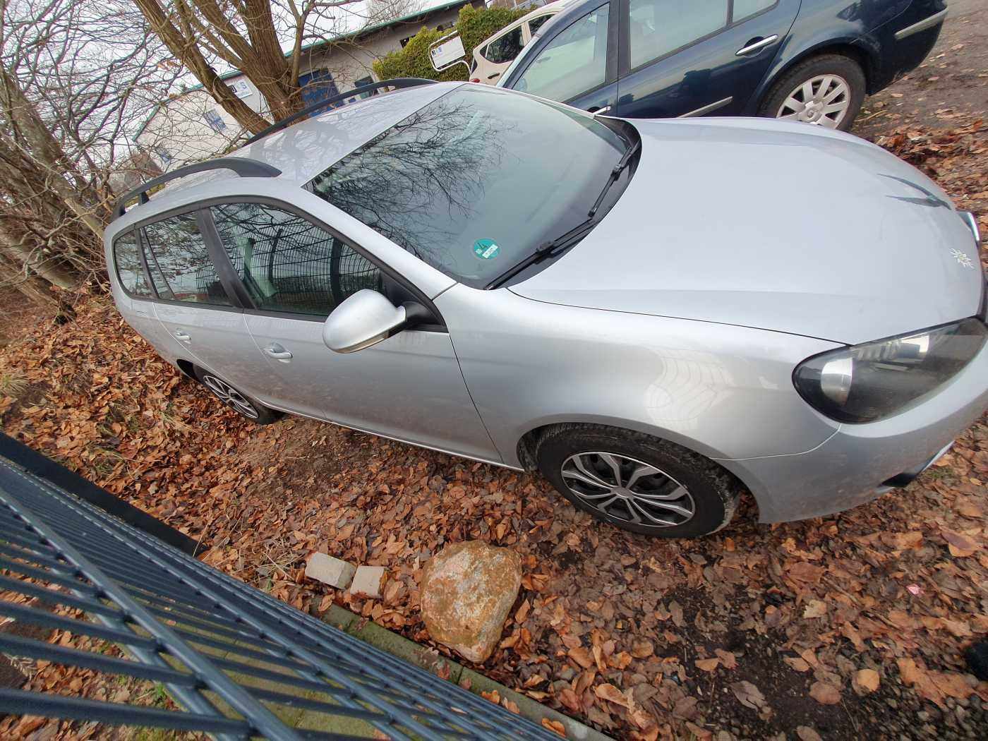 Volkswagen Golf 2011 — engine 1.598 cm³, 105 HP (77kW)
