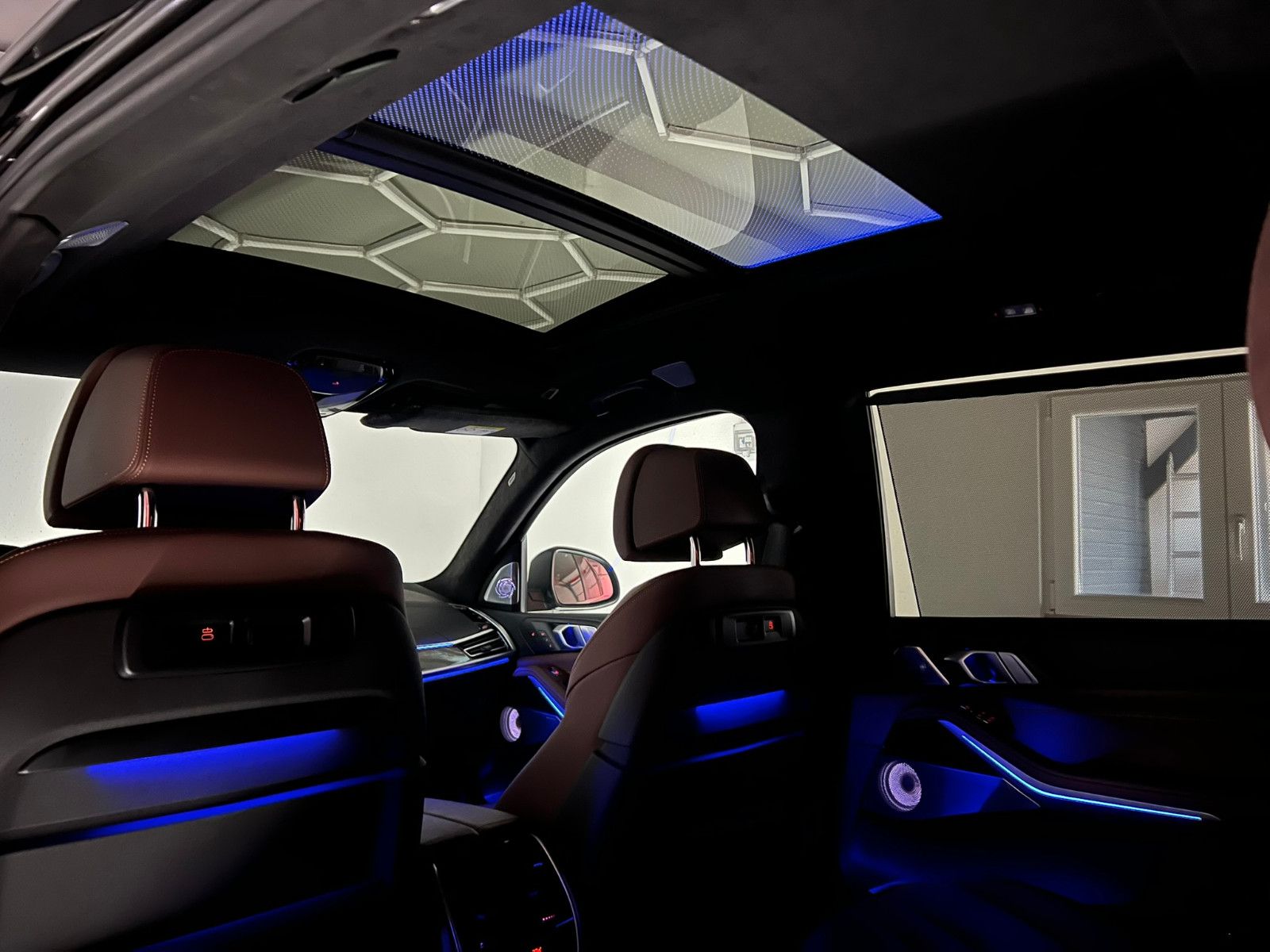 Fahrzeugabbildung BMW X7 xDrive 30d/AHK/B&W/SKYLOUNGE/MASSAGE/7-SITZER