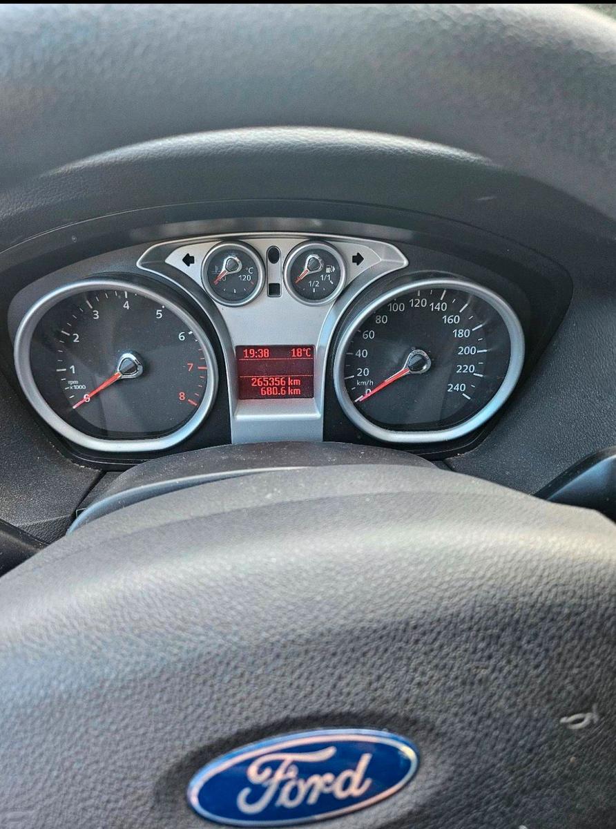 Ford Focus 2010 — interior