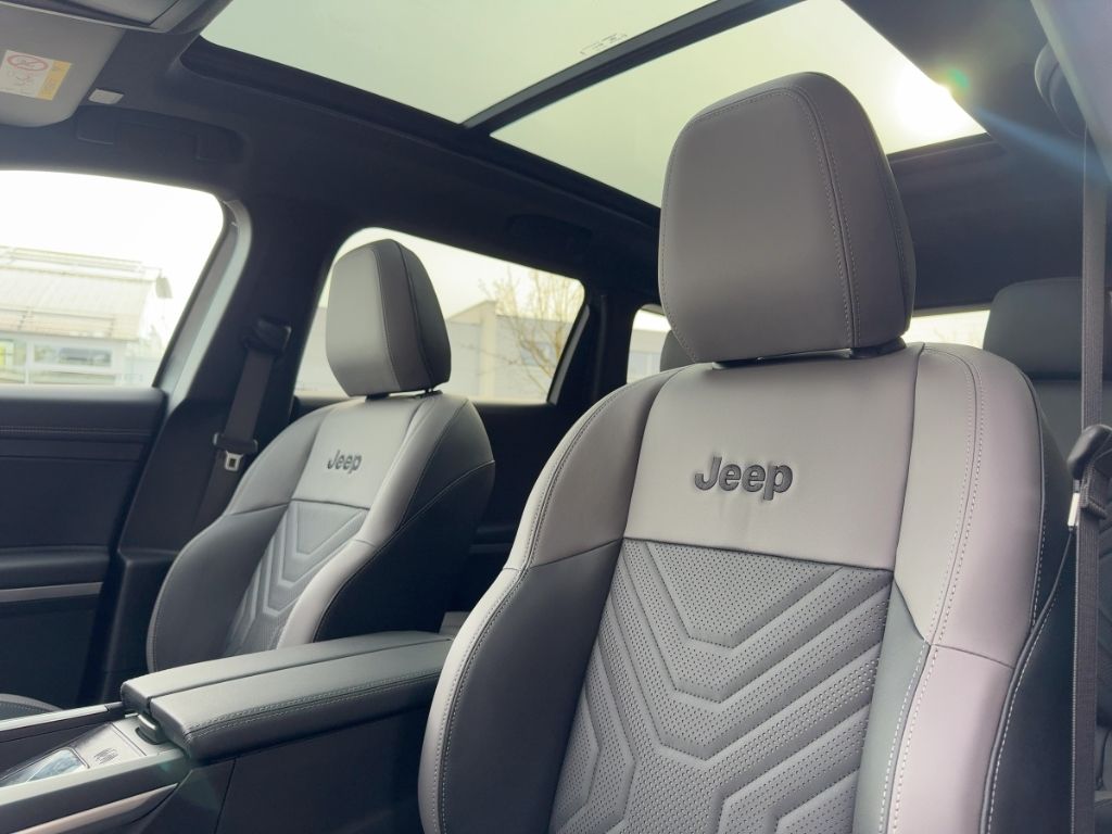 Fahrzeugabbildung Jeep Compass e-Hybrid First Edition PANO MATRIX HEAD-