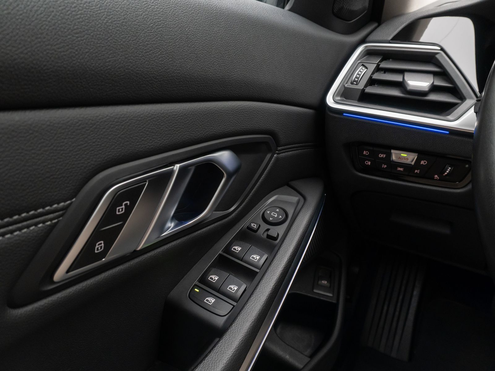 Fahrzeugabbildung BMW 330d xD Sport Line Laser DAB HUD AHK HiFi Komfor