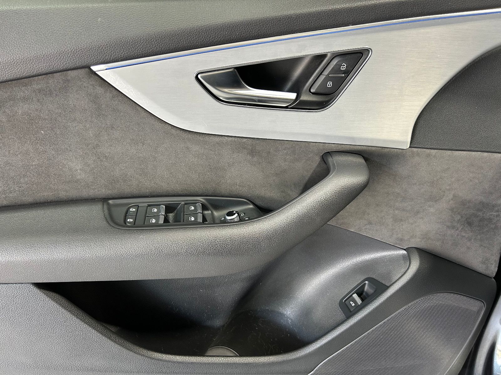 Fahrzeugabbildung Audi Q7 50 TDI quattro/S-LINE/HEAD-UP/COMPETITION/NAV