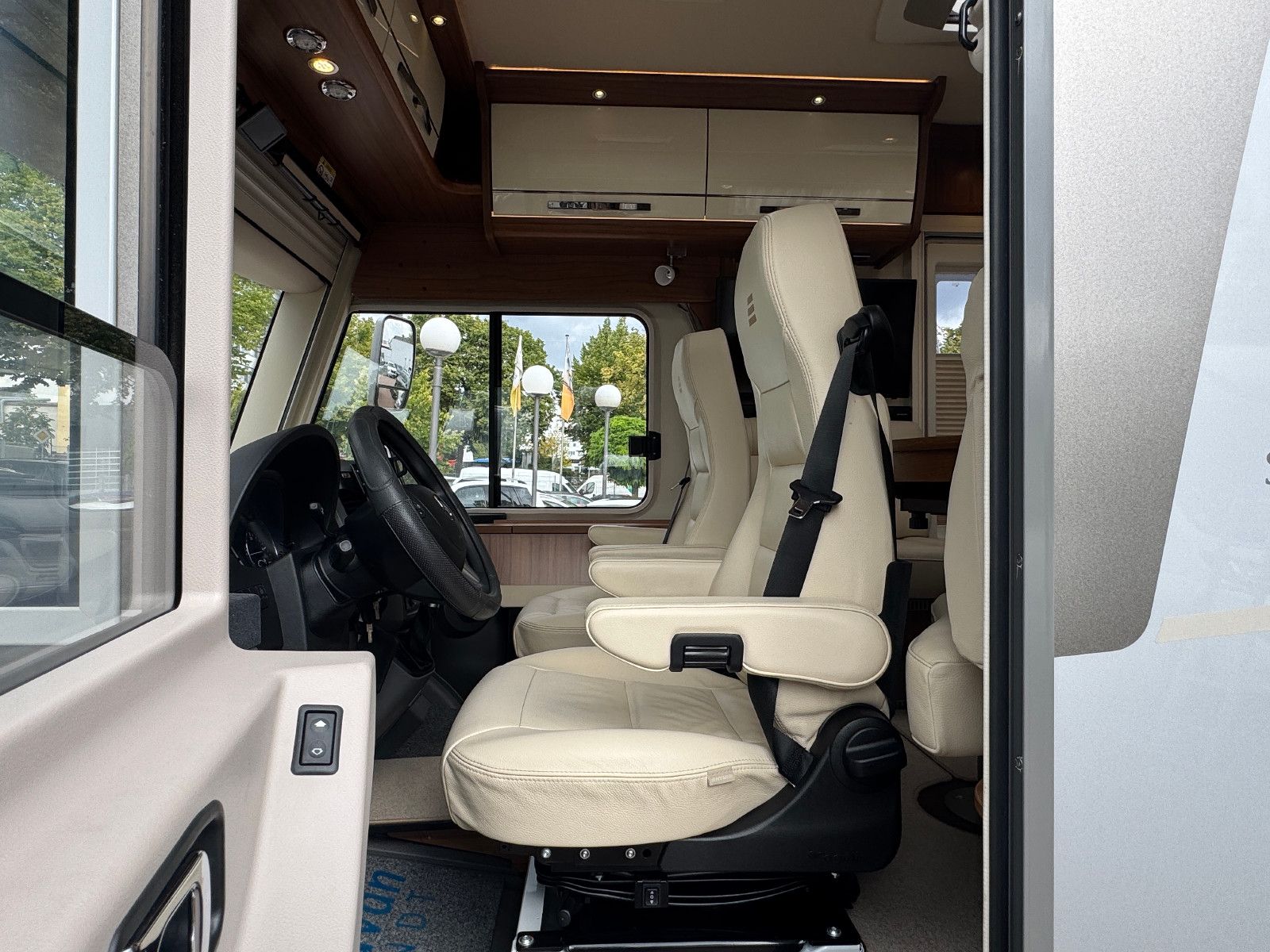 Fahrzeugabbildung HYMER / ERIBA / HYMERCAR B-KLASSE 680 STARLINE MB 3.0 D V6 HYD HÜBSTÜTZEN