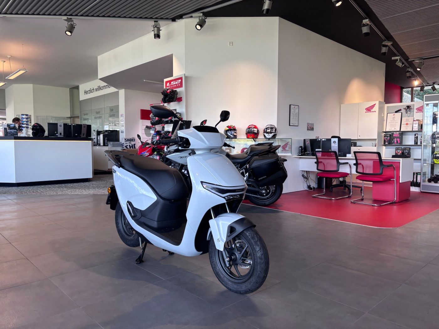 Fahrzeugabbildung Honda CUV e Connected Elektroroller