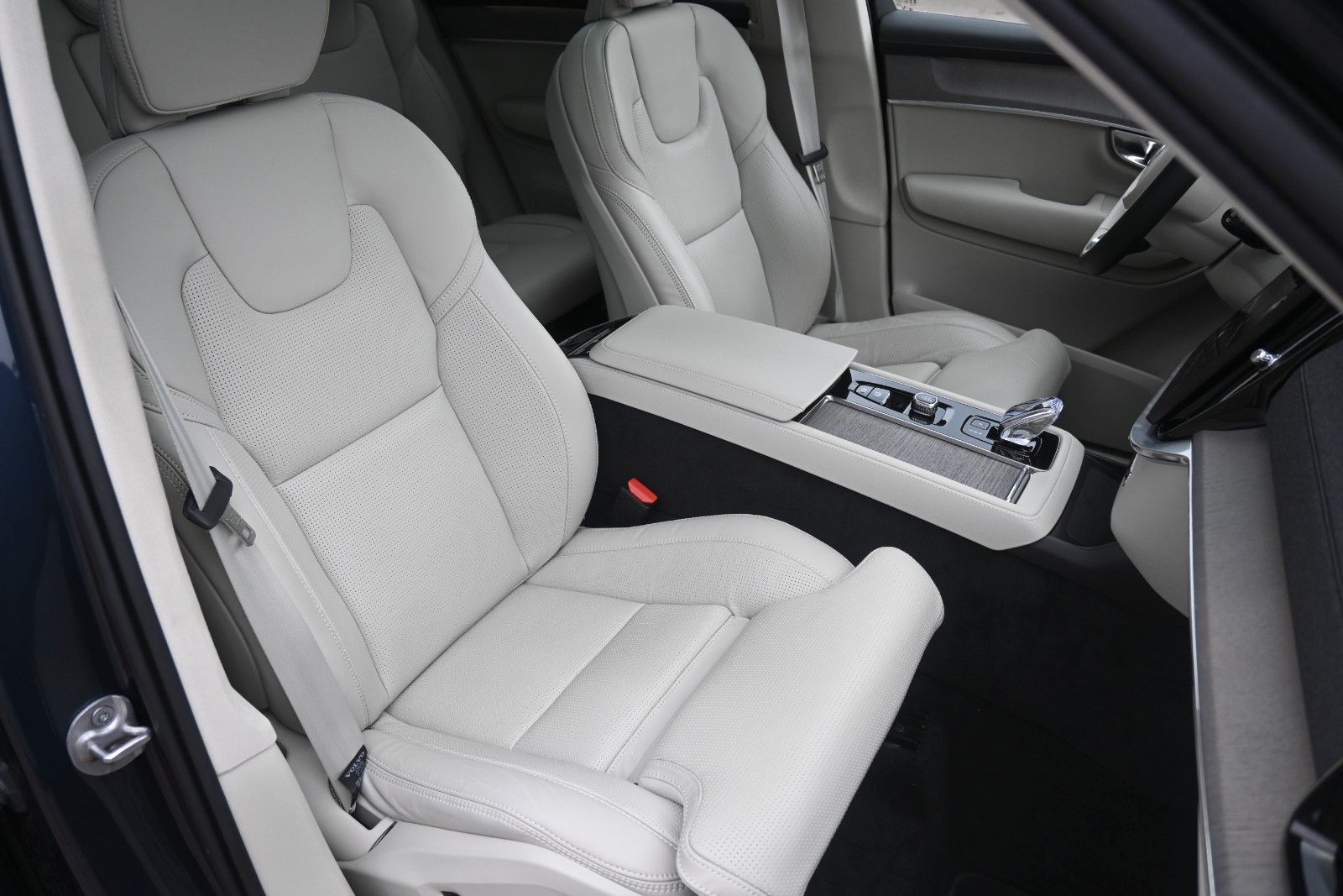 Fahrzeugabbildung Volvo XC90 T8 Ultra Bright AWD*LUFT*AHK*B&W*Massage*