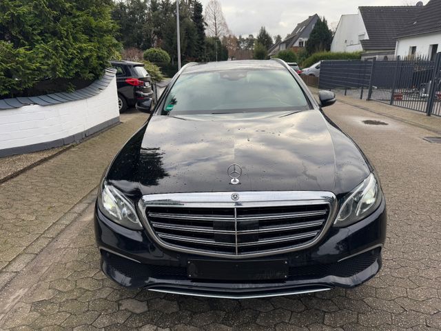 Mercedes-Benz E 220 d AVANTGARDE COMAND+HUD BURMESTER LED