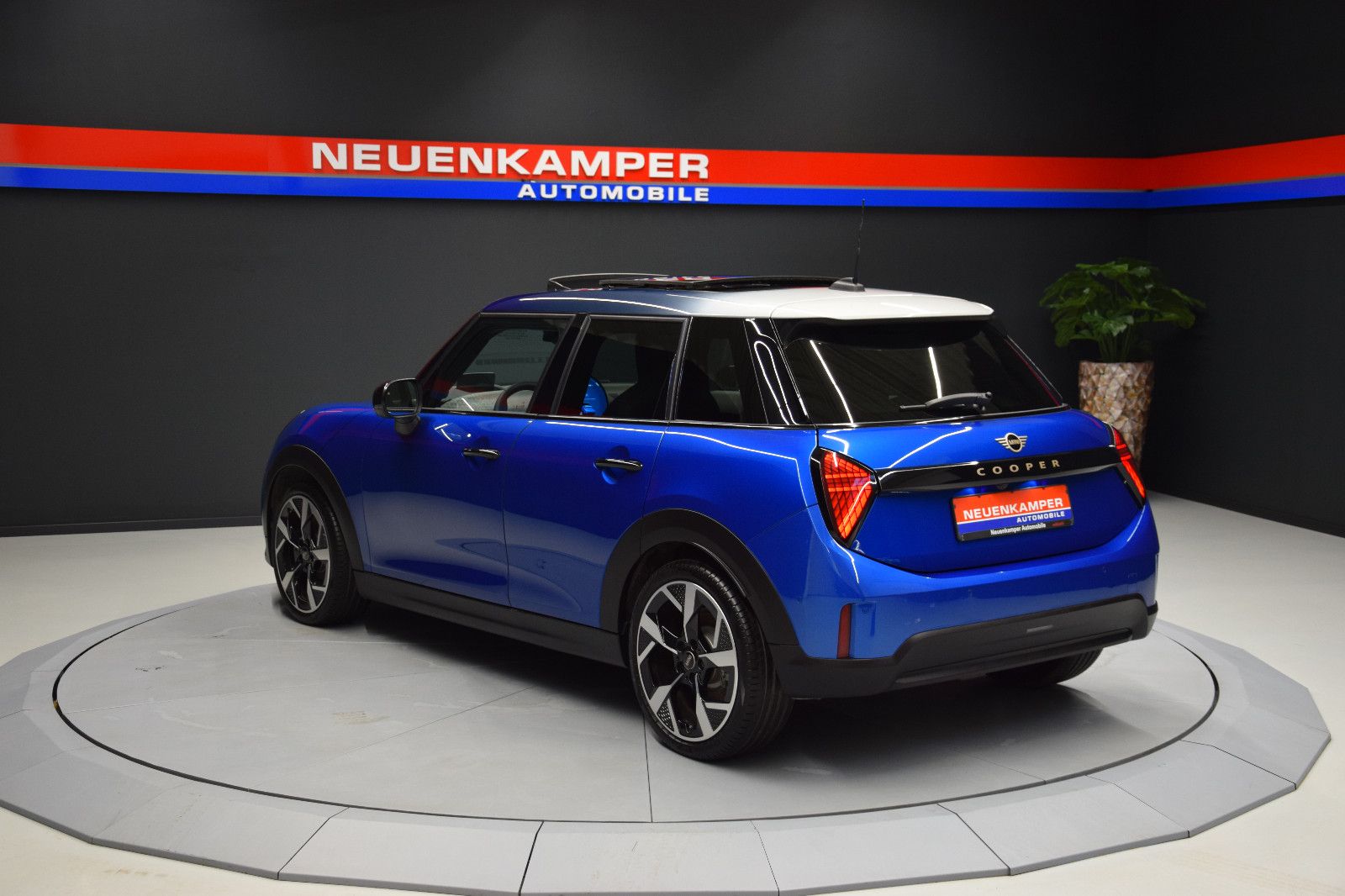 Fahrzeugabbildung MINI Cooper C Favoured Trim 5-Türen Paket-L Pano h/k