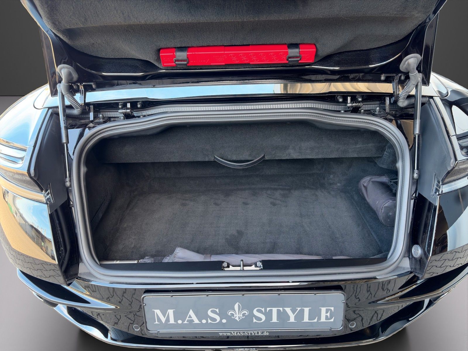 Fahrzeugabbildung Aston Martin DB12 4.0 V8 Volante PPF Bowers & Wilkins