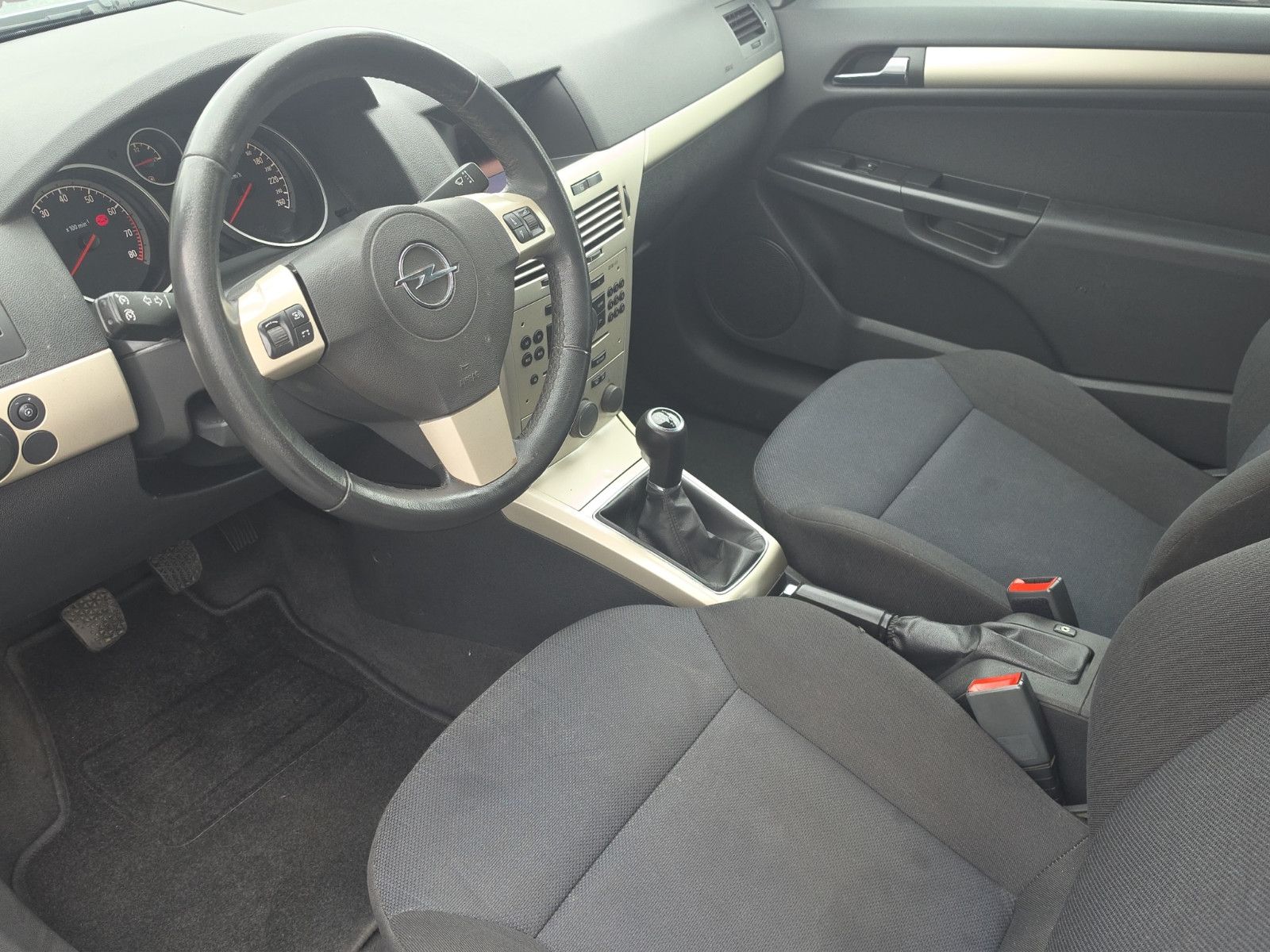Fahrzeugabbildung Opel Astra H GTC Innovation TEMPOMAT KLIMA PDC