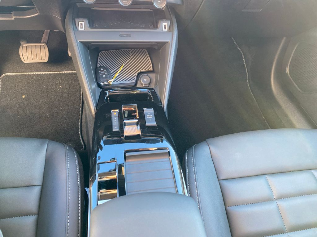 Fahrzeugabbildung Citroën C4 Hybrid 145 Automatik MAX *Winter+Techno-Pak*