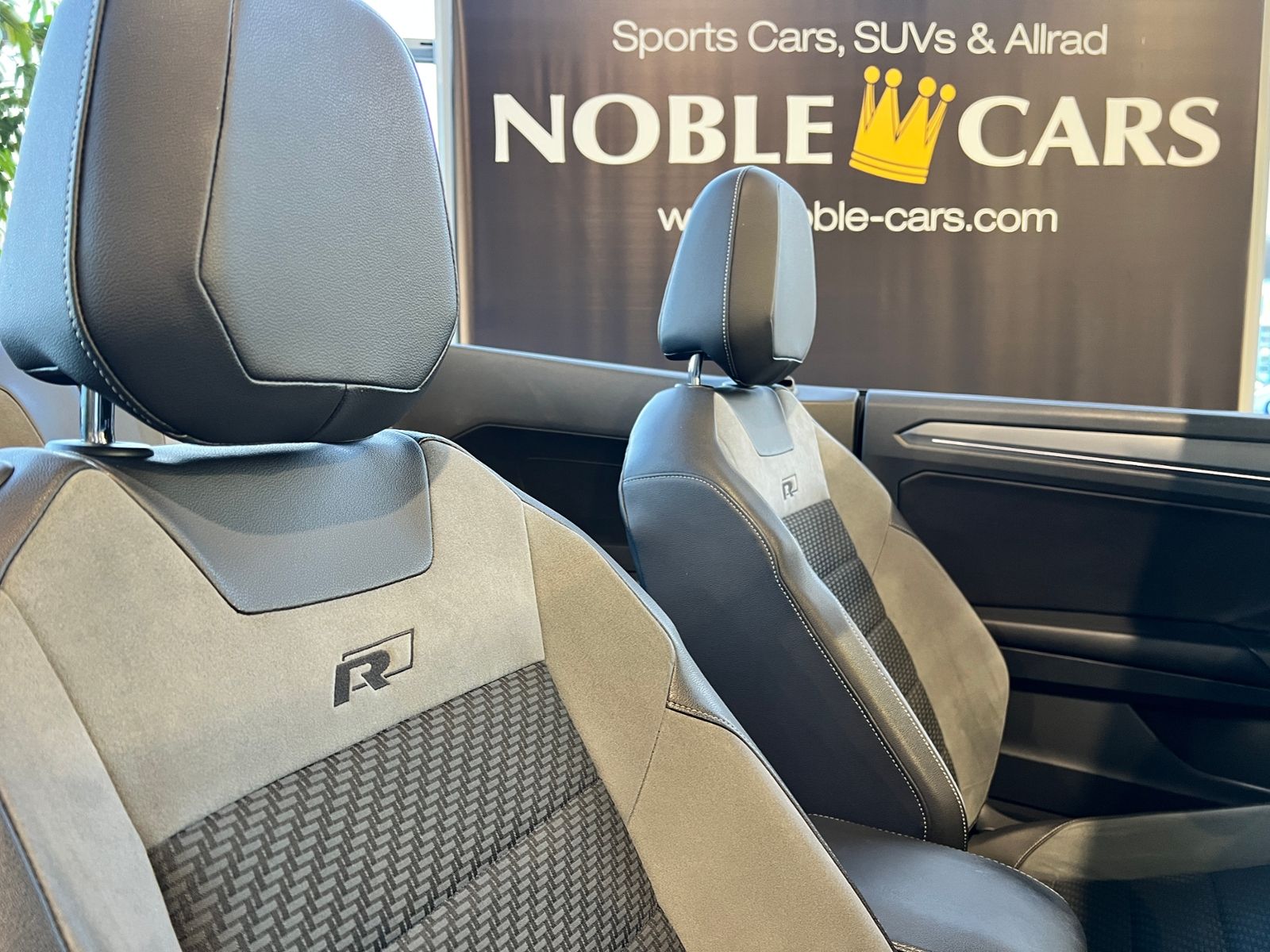 Fahrzeugabbildung Volkswagen T-Roc Cabrio R-Line Black AHK BEATS NAVI SHZ