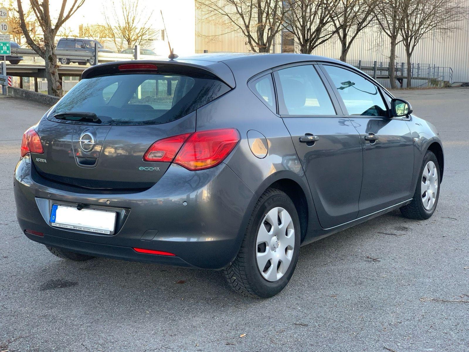 Opel Astra 2010 — салон