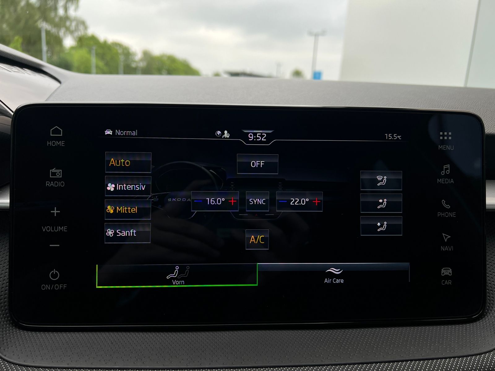 Fahrzeugabbildung SKODA Fabia Selection Tour 1.5 TSI DSG *Vorb. AHK, LED