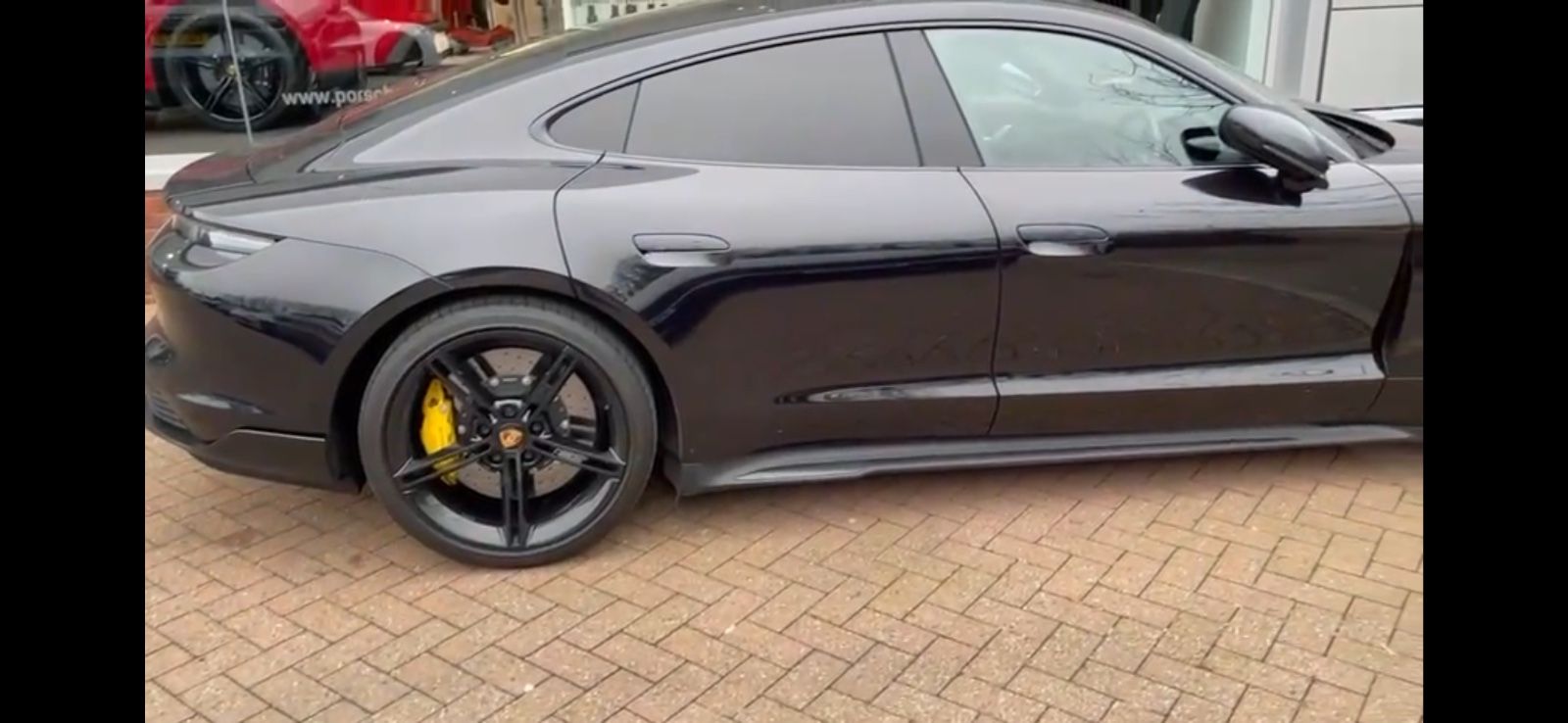 PORSCHE Taycan