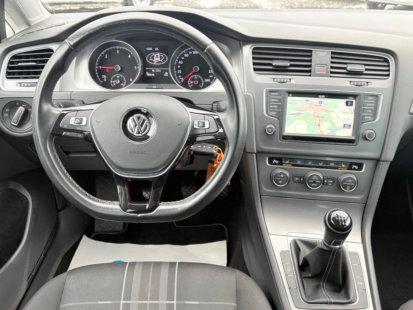 Fahrzeugabbildung Volkswagen Golf VII 2.0TDI Lim. LOUNGE Navi Klima PDC SPORT
