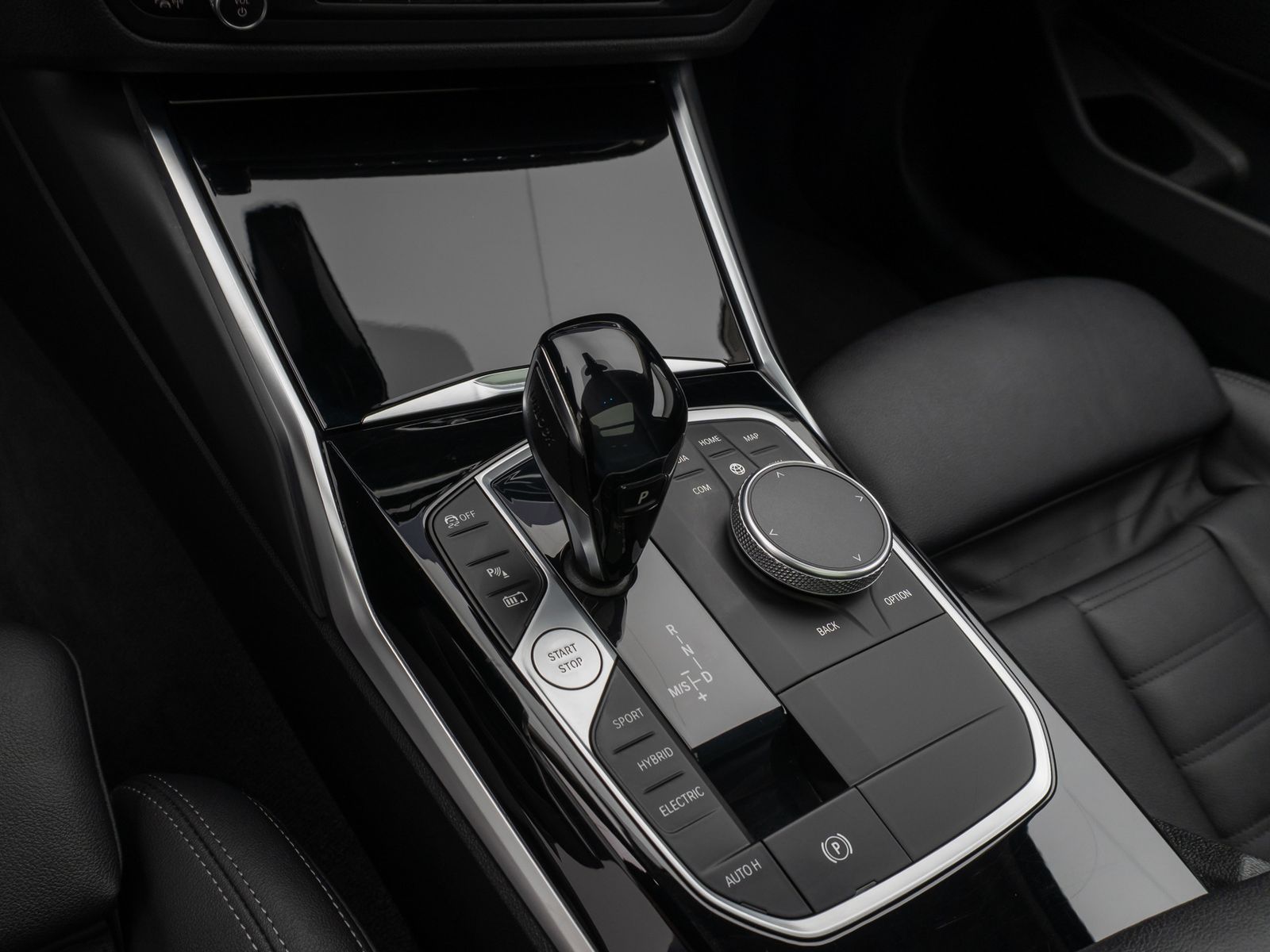 Fahrzeugabbildung BMW 330e xD Sport Line Panorama Laser Kamera HUD DAB