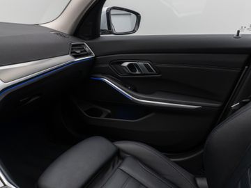 Fahrzeugabbildung BMW 320d xDLuxury Line DAB HiFi PDC Stop&Go Komfort