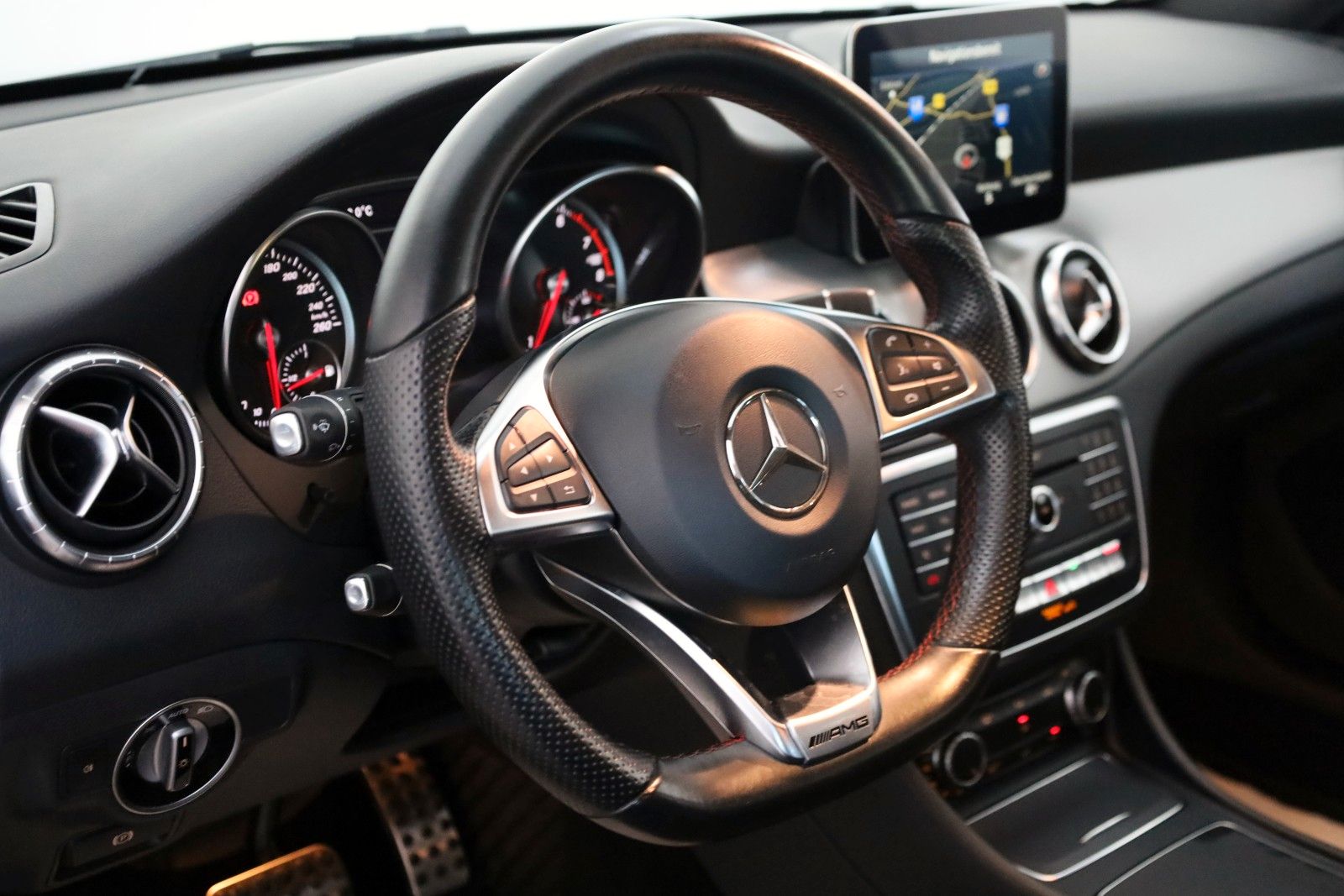 Fahrzeugabbildung Mercedes-Benz CLA 200 SB AMG Line TLeder,Navi,LED,SH,PDC,SR+WR
