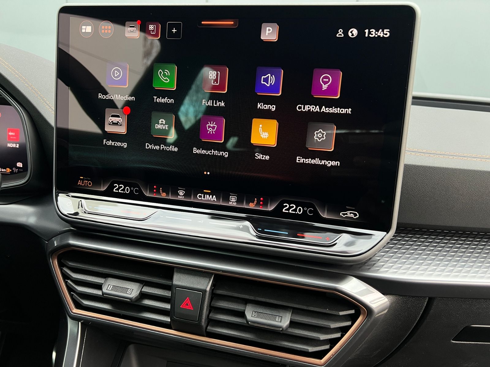 Fahrzeugabbildung CUPRA Leon Sportstourer VZ 2.0 TSI DSG 4Drive *AHK, LE