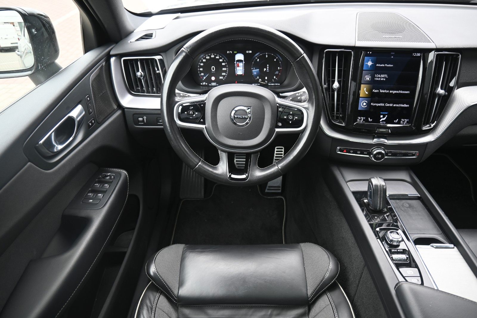 Fahrzeugabbildung Volvo XC60 B4 D AWD R Design*STDHZG*PANO*RFK*ACC