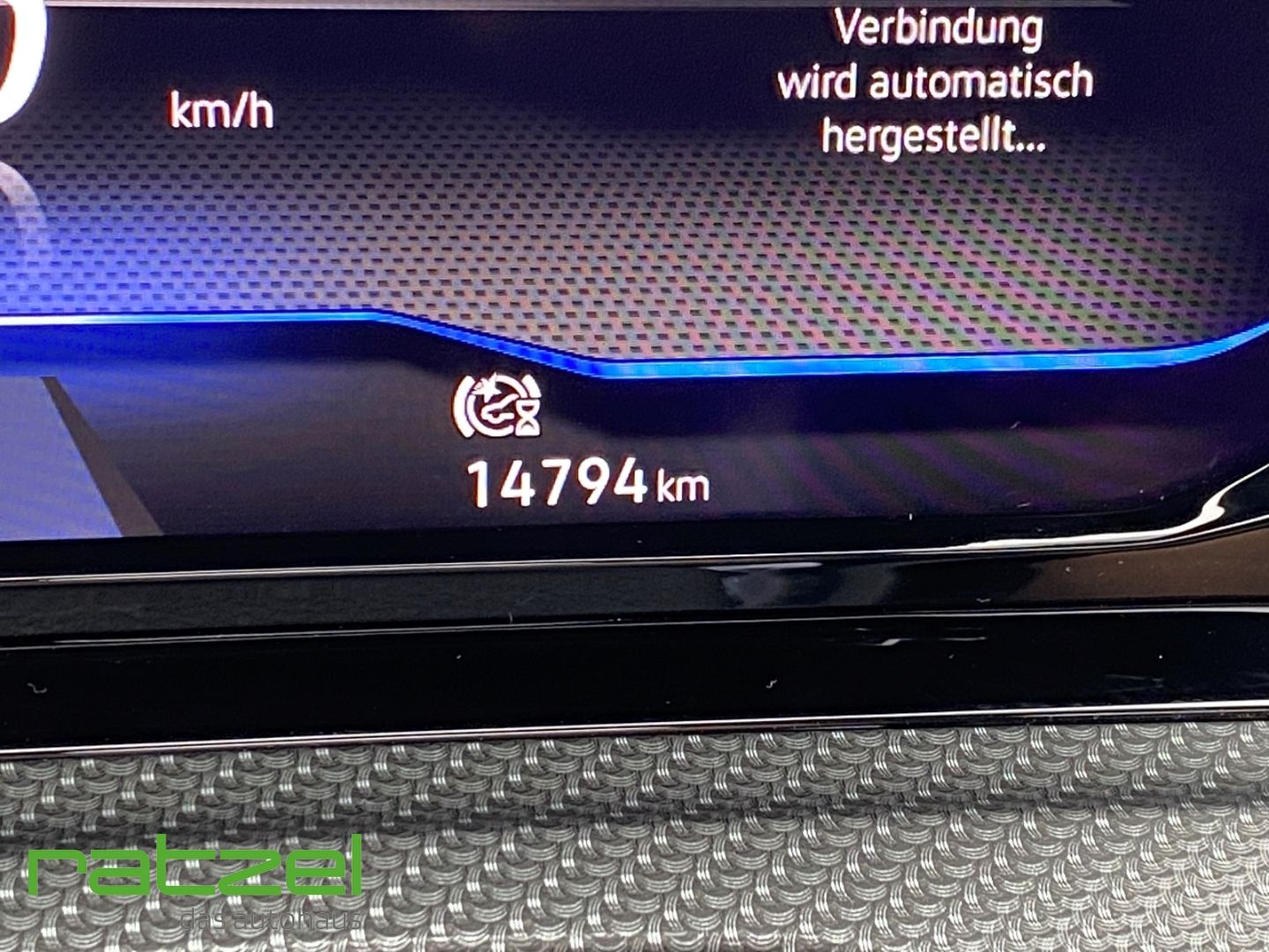Fahrzeugabbildung Volkswagen Golf VIII R 2.0 TSI DSG 4Motion el. Panoramadach