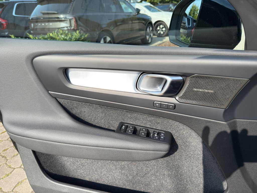 Fahrzeugabbildung Volvo XC40 B4 B DKG Ultra Black Edition+SOFORT