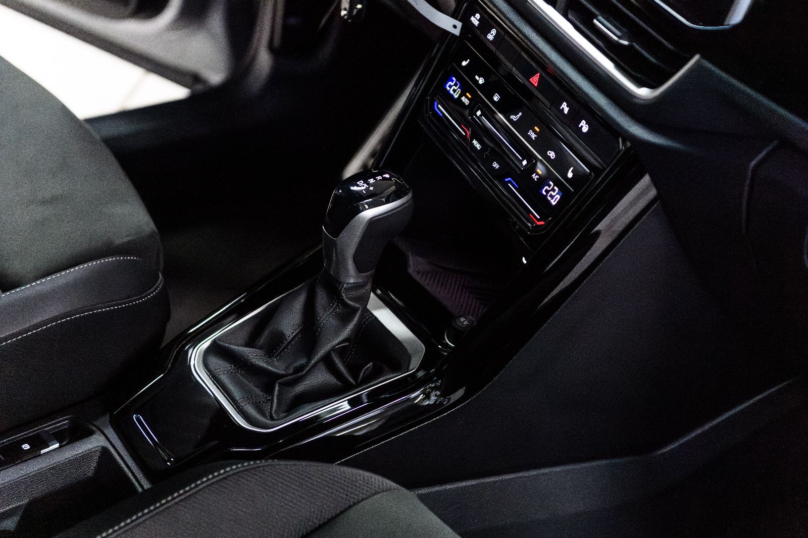 Fahrzeugabbildung Volkswagen T-Roc R-Line 1.5 TSI DSG LED+AHK+NAVI+ACC+KAMERA