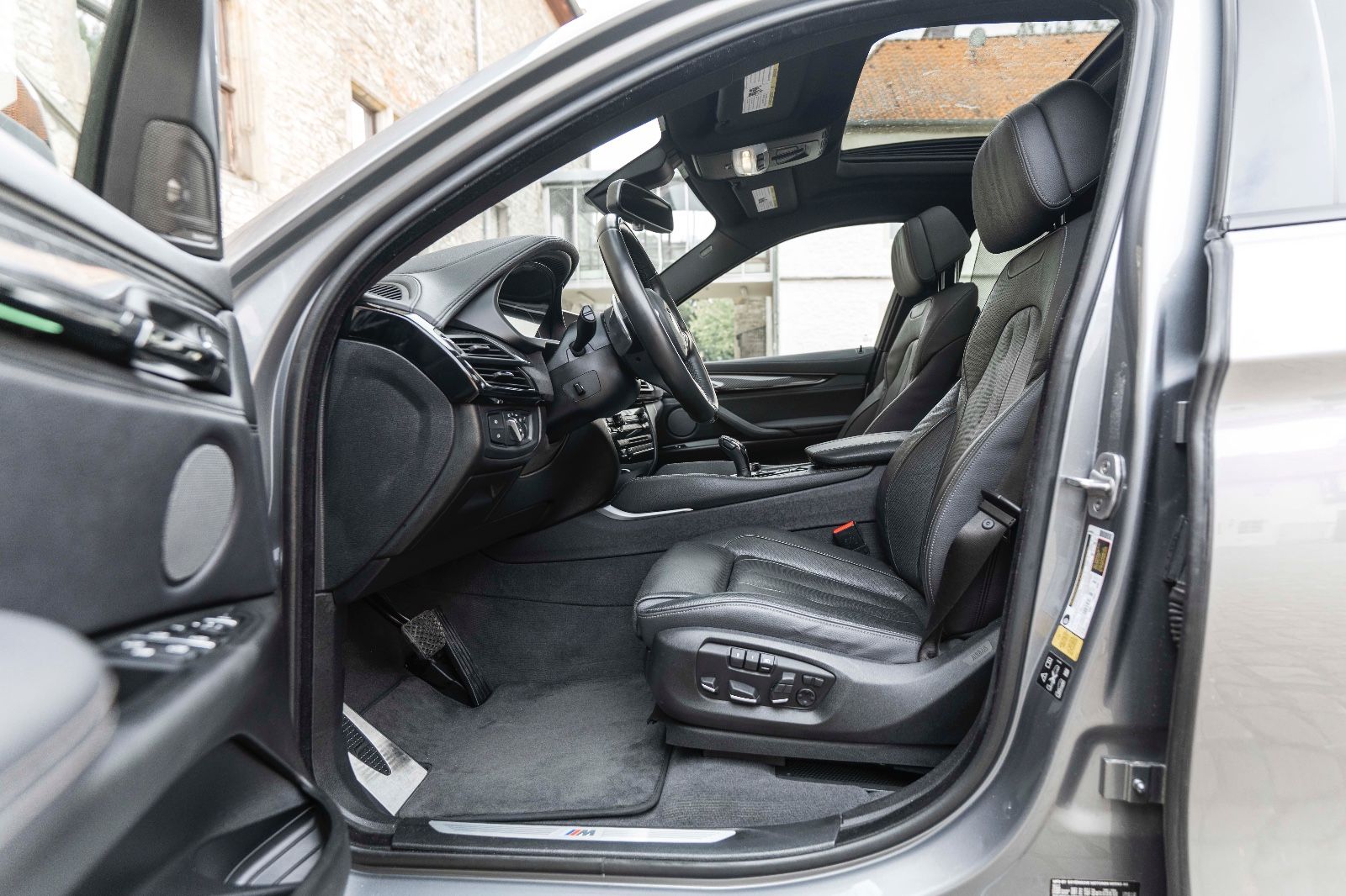 Fahrzeugabbildung BMW X6 xDrive50i M-SPORTPAKET ACC HUD LED 360° H&K