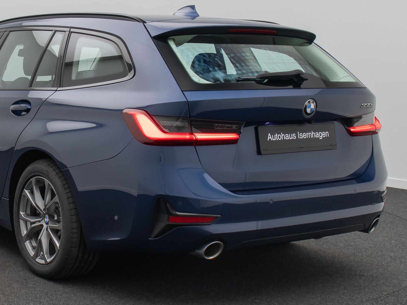 Fahrzeugabbildung BMW 330e  Sport Line Kamera DAB Laser HUD H/K Alarm