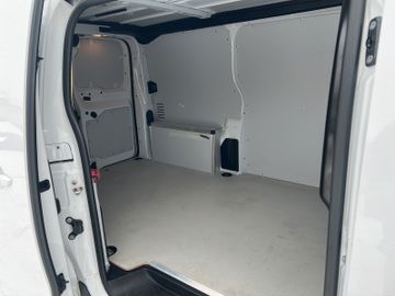 Fotografie 13 des Opel Vivaro 1,5 Kasten Elegance M Klima Gepäckträger