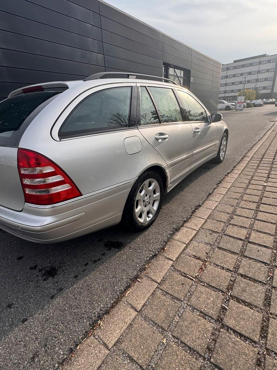 Mercedes-Benz C180 2005 — салон